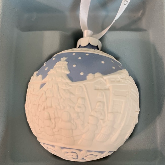 Wedgwood Jasperware Christmas Carol Singers Blue White Ornament - Picture 3 of 8